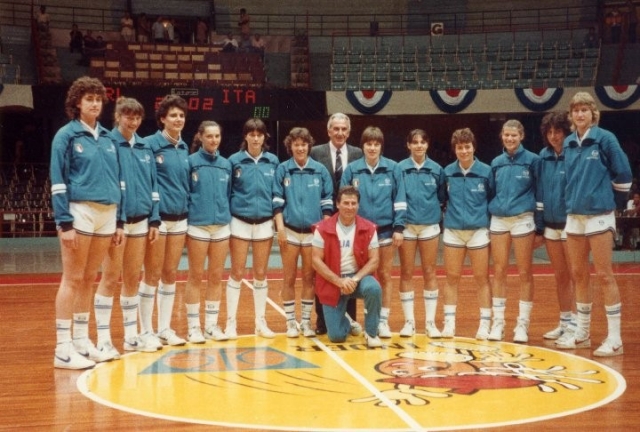 1994: la Nazionale femminile con al centro, in piedi, Cesare Rubini